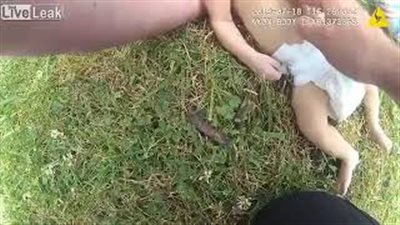 لحظة إنقاذ شرطي رضيعا من الموت (فيديو)