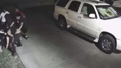 اعتداء مجموعة من الشباب على امرأة (فيديو)