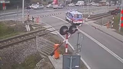 قطار يسحق سيارة إسعاف (فيديو)