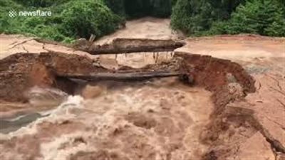 لحظة انهيار جسر في كمبوديا وجرف السيول لشابين (فيديو)