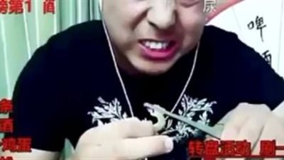 وفاة شاب صيني على الهواء أثناء تحدي أكل الحشرات السامة