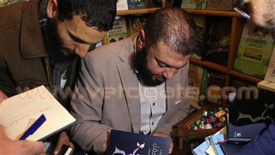 «خير الله» يرفض إجابة أسئلة جمهور حفل توقيع كتابه بمعرض الكتاب