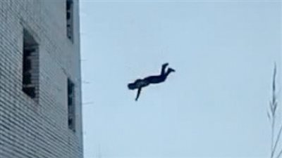 أثناء تصليحه التكييف.. التصريح بدفن جثة عامل سقط من الطابق العاشر بالنزهة