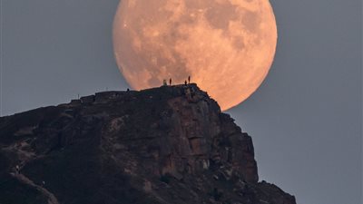 لقطات مذهلة للقمر يعتلي تلا ببريطانيا