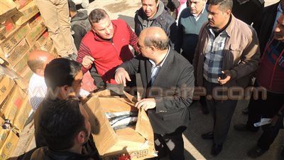 ضبط كمية من السلع الغذائية مجهولة المصدر بالفيوم
