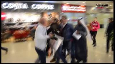 بالفيديو.. الاعتداء على صحفي كويتي بسبب «مكياج» شيرين عبد الوهاب