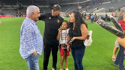 زاهي حواس يشاهد مباراة لوس أنجلوس ويونايتد أطلانطا بأمريكا