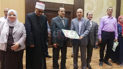 محافظ شمال سيناء يكرم 52 من الأوائل وعددا من المعلمين (صور)