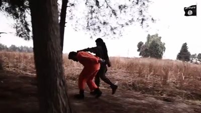 بالفيديو.. طفل بـ«داعش» يشارك في عملية ذبح ويهدد أمريكا