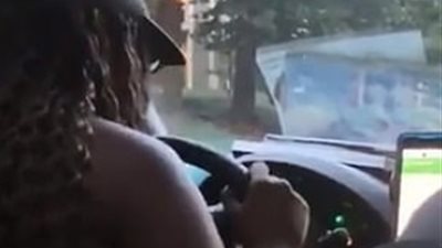 لحظة خروج عجلة قيادة أوبر في يد سائقة (فيديو وصور)