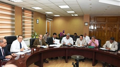 محافظ الشرقية خلال المجلس التنفيذي: 