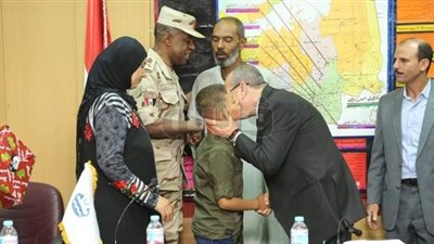 محافظ كفر الشيخ في تكريم أسر الشهداء: 