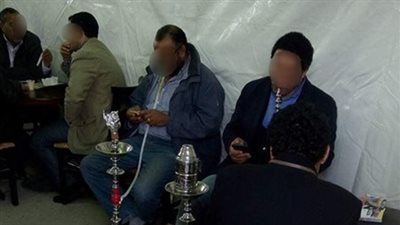 بالفيديو.. تجاوزات معرض الكتاب في نسخته الـ47.. انتشار بيع الكتب المزورة في سور الأزبكية.. اشتباكات بالأيدي ومشادات كلامية في الندوات.. تقديم «الشيشة» للرواد.. والأطفال يحولون الساحات إلى مل