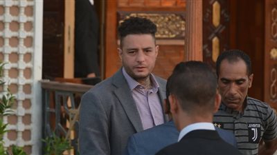 بدء عزاء الفنان فاروق الفيشاوي بمسجد الشرطة في 6 أكتوبر (فيديو وصور)