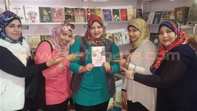 بالصور.. توقيع ديوان «تذاكر مترو الحزن» للشاعرة «نرمين علي»