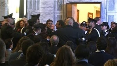 بالفيديو.. مسلمة تهاجم «كيري» في إيطاليا وتتهمه بصناعة «داعش»