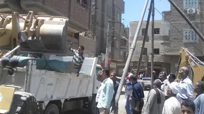 الآثار تتسلم عامود الجرانيت الناتج من حفر مسجد سلامون بسوهاج (صور)