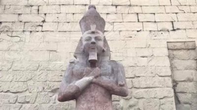 بالوضع الأوزيري.. تمثال رمسيس الثاني بعد تصحيح أخطاء ترميمه بواجهة معبد الأقصر