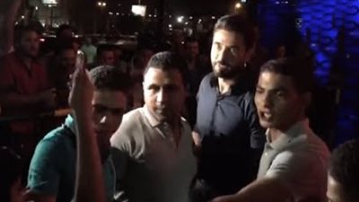 أحمد عز يرفض طلب معجبيه في عزاء فاروق الفيشاوي (فيديو)