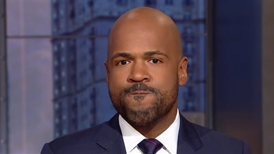 مذيع CNN يبكي على الهواء بعد انتقادات ترامب لمسقط رأسه (فيديو)