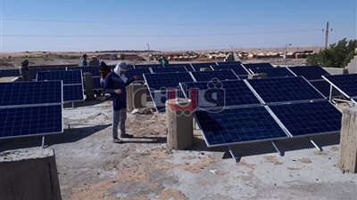 الوادي الجديد تبدأ تنفيذ محطات طاقة شمسية لإنارة الوحدات القروية