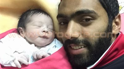 بالصور.. مهاجم المقاصة «حسين الشحات» يستقبل مولوده الثاني