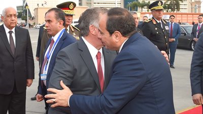 السيسي في مقدمة مستقبلي ملك الأردن بمطار القاهرة