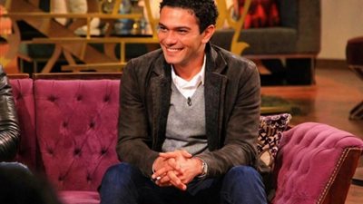 آسر ياسين يطلب من جمهوره مشاهدته في «معكم منى الشاذلي».. اليوم