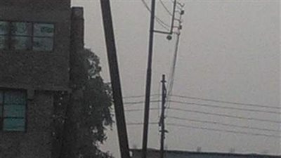 عمود إنارة مائل يهدد أرواح المواطنين في مدينة طوخ (صور)