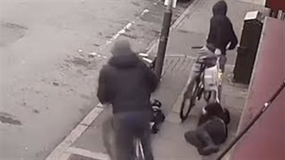 امرأة شجاعة تواجه لصين حاولا سرقة حقيبتها (فيديو)