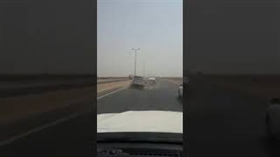 متهور يتسبب في حادث تصادم مروع واقتلاع عمود إنارة (فيديو)