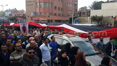 بالصور.. متظاهرو بورسعيد يرفعون العلم المصري بمقدمة مسيرتهم