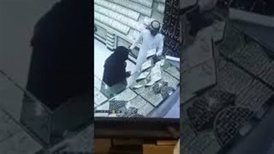 لحظة سرقة امرأة منتقبة طاقم ذهب من محل بطريقة ماكرة (فيديو)