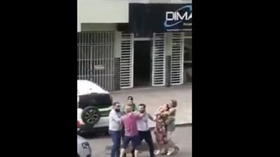 مسنة تخنق امرأة في عراك عنيف بين الرجال (فيديو)