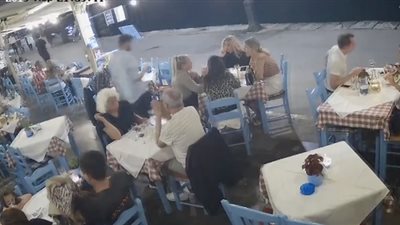 لحظة إنقاذ سائح من الموت بعد اختناقه (فيديو)