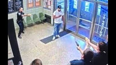 نهاية مروعة لرجل هدد رجال الشرطة بآلة حادة (فيديو)