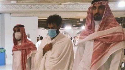 محمد صلاح يؤدي مناسك العمرة قبل معسكر فرنسا