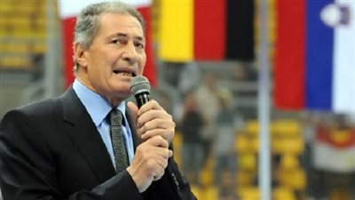 وزير الرياضة يهنئ حسن مصطفى بإنجاز منتخب الشباب