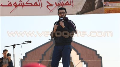 بالفيديو والصور.. شاب يهاجم مصطفى كامل: «مطرب الميكروباصات الأول»