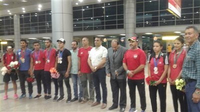 منتخب مصر للدراجات يصل مطار القاهرة بـ 21 ميدالية مختلفة (صور)
