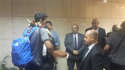 لحظة استقبال رئيس الأوليمبية ووزير الرياضة بعثة منتخب شباب اليد (فيديو وصور)