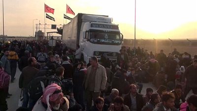 بالفيديو والصور.. آلاف السوريين عالقون على الحدود التركية