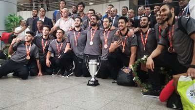 بعثة منتخب شباب اليد الحاصل على برونزية العالم تصل إلى أرض الوطن.. استقبال حافل بالطبل والمزمار البلدي.. وزير الرياضة: مكافآت كبيرة تنتظر اللاعبين.. وكابتن الفريق: أثبتنا كفاءة أمام العالم
