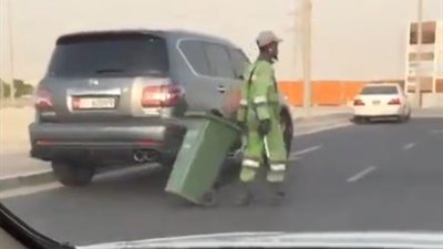 وصلة رقص لعامل نظافة في الإمارات (فيديو)