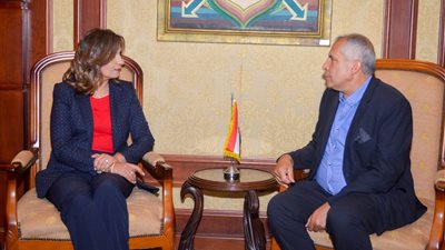 وزيرة الهجرة تستقبل مواطنا مصريا تعرض للاعتداء في طائرة رومانية (صور)