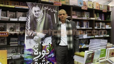 بالصور.. شريف شعلان يوقع «ثورة عشق» في معرض الكتاب