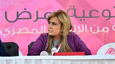 «سيمون»: «عانيت من مرض السرطان عاما ونصف بسبب والدتي»