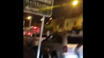 رجل يخاطر بحياته ليتهرب من دفع أجرة ترام (فيديو)