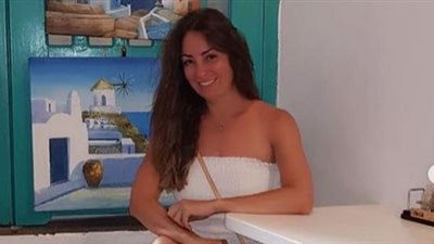 نيرمين الفقي بملابس قصيرة ومثيرة في اليونان (صور)