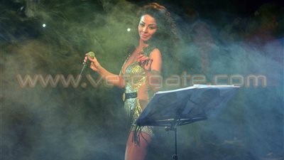 بالصور.. دوللي شاهين تشعل حفل دريم بارك بـ«هوت شورت»